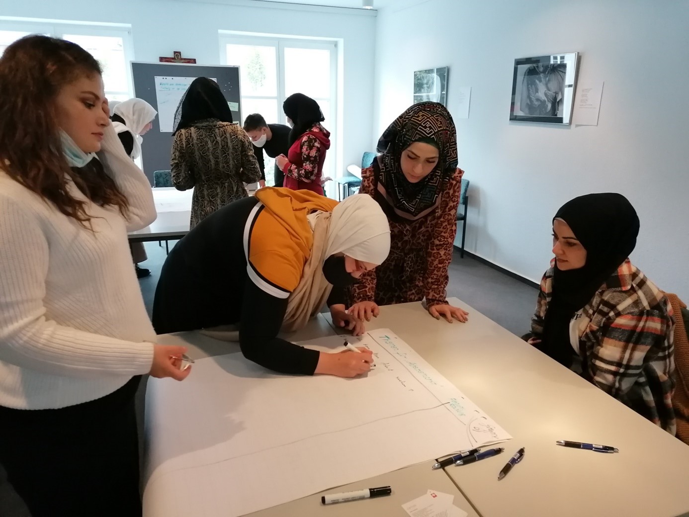 Mujeres migrantes participando en un taller de integración social