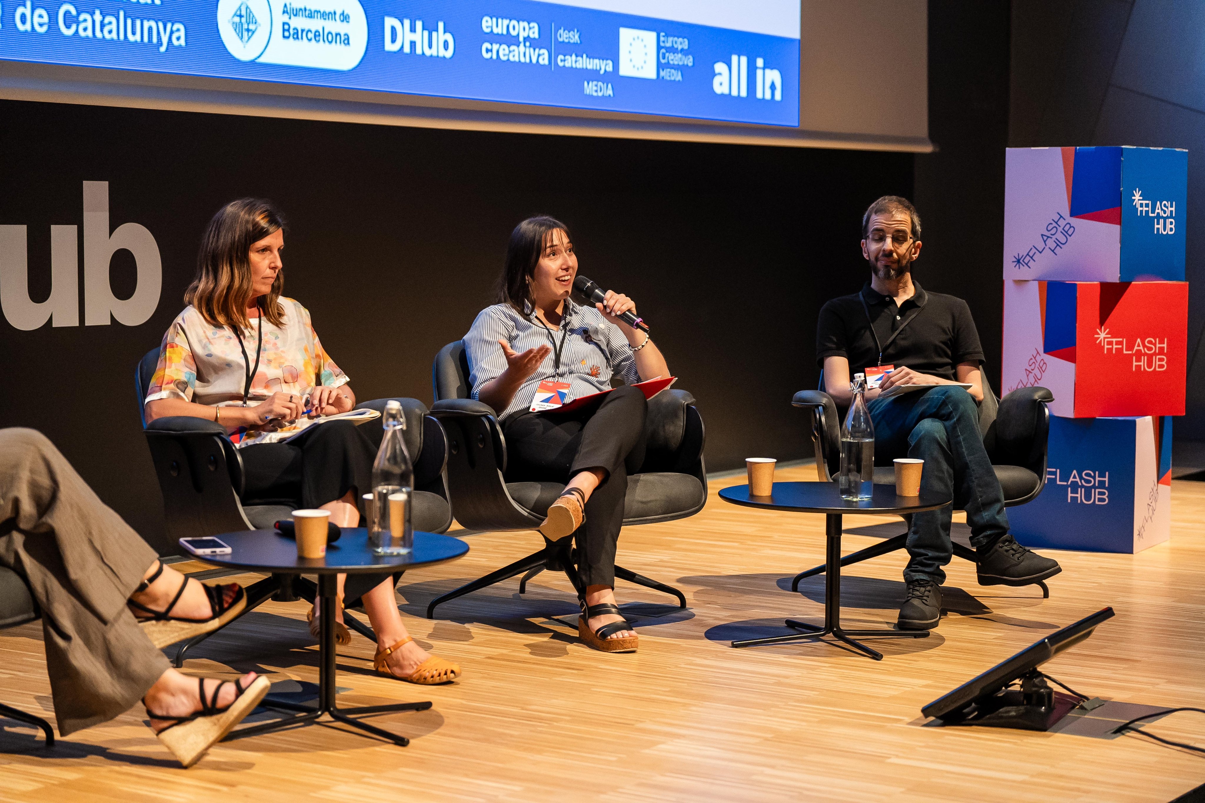 Researchers Andrea Granell Querol, Luciana Burin (from Dincat), and Rubén Domínguez chatting at the FFLASH-HUB.