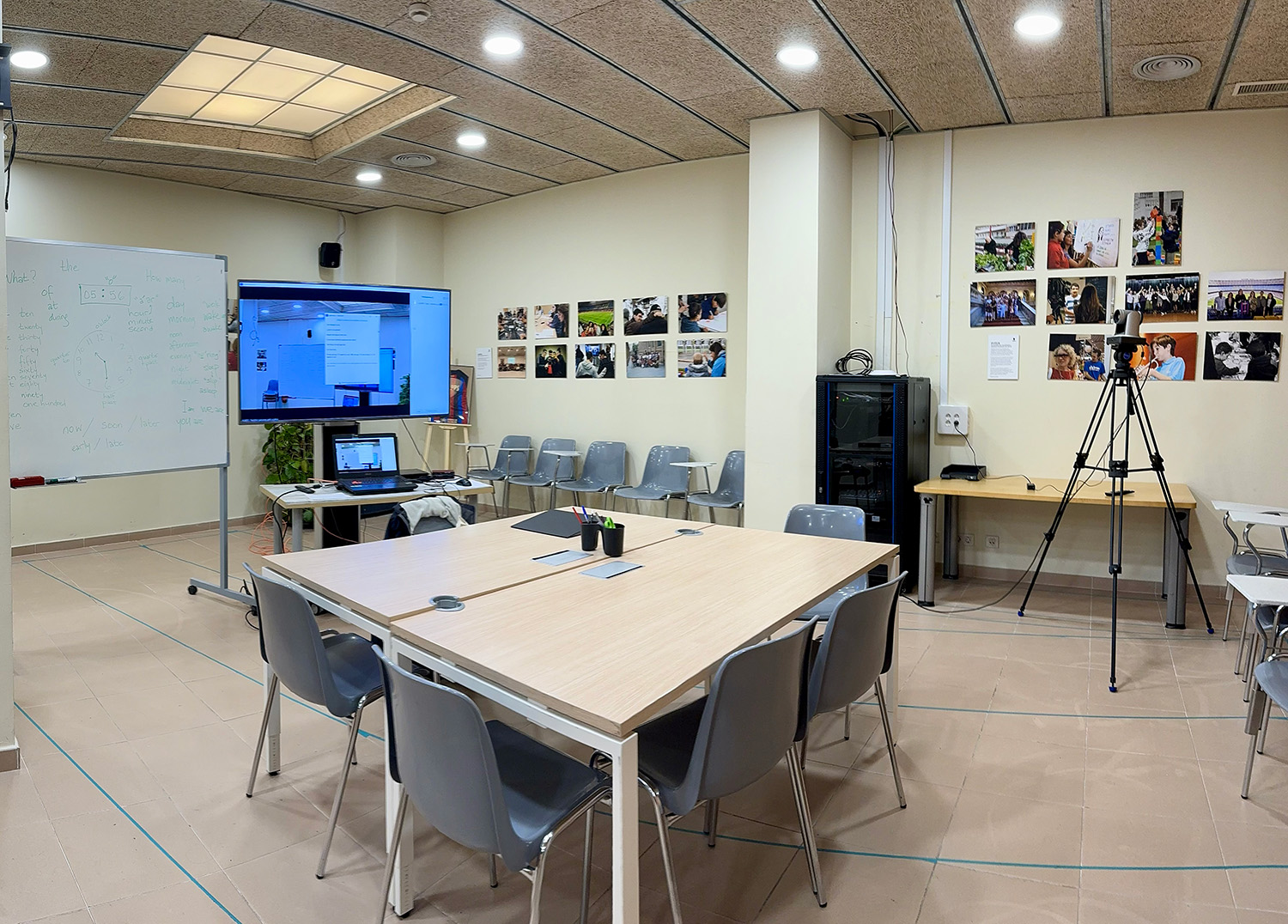 One of the classrooms used in the Talk Together project, equipped with all the IT tools that guarantee the learning needs of deaf individuals are met.