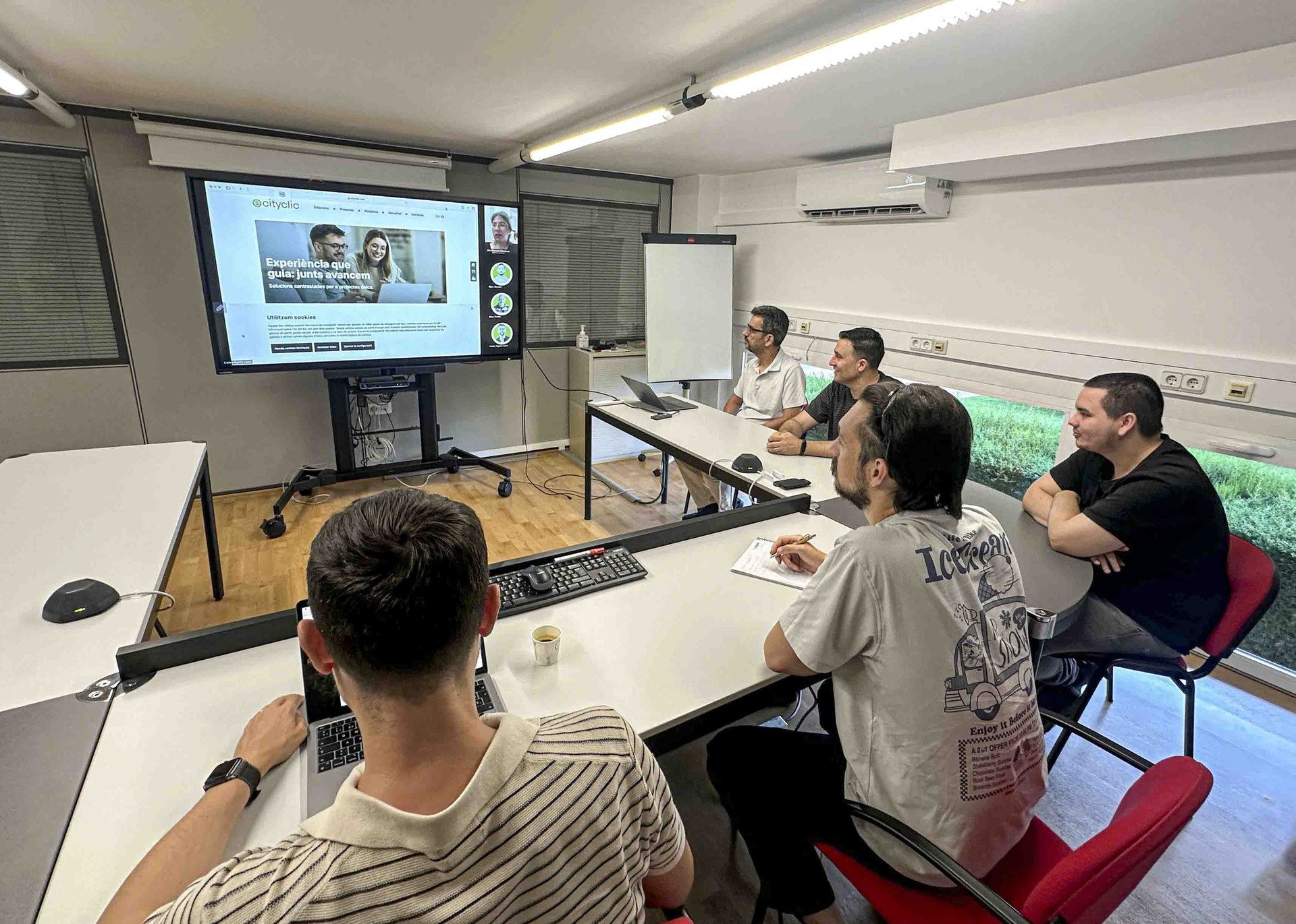 El equipo de comunicación digital de la empresa ecityclic durante la formación