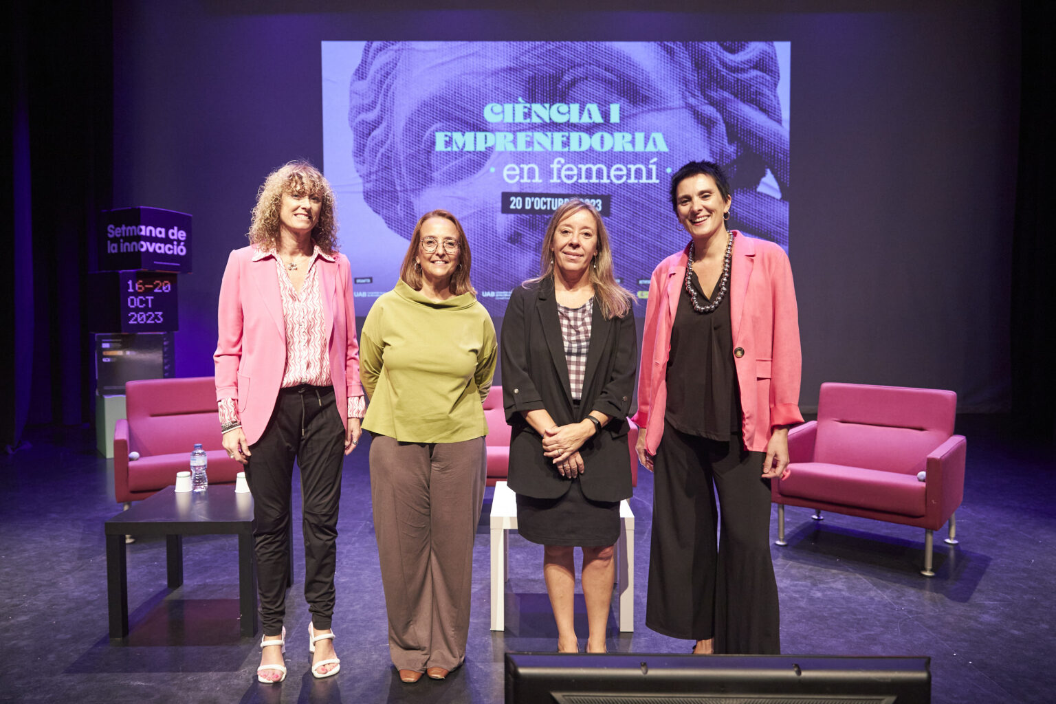 Imagen de Rosa María Sebastián, vicerrectora de Innovación, Transferencia y Emprendimiento de la UAB, y Laia Arnal, directora general de Transferencia y Sociedad del Conocimiento de la Generalitat de Cataluña, con dos organizadoras de la edición de 2023 de la jornada Ciencia y emprendimiento en femenino.