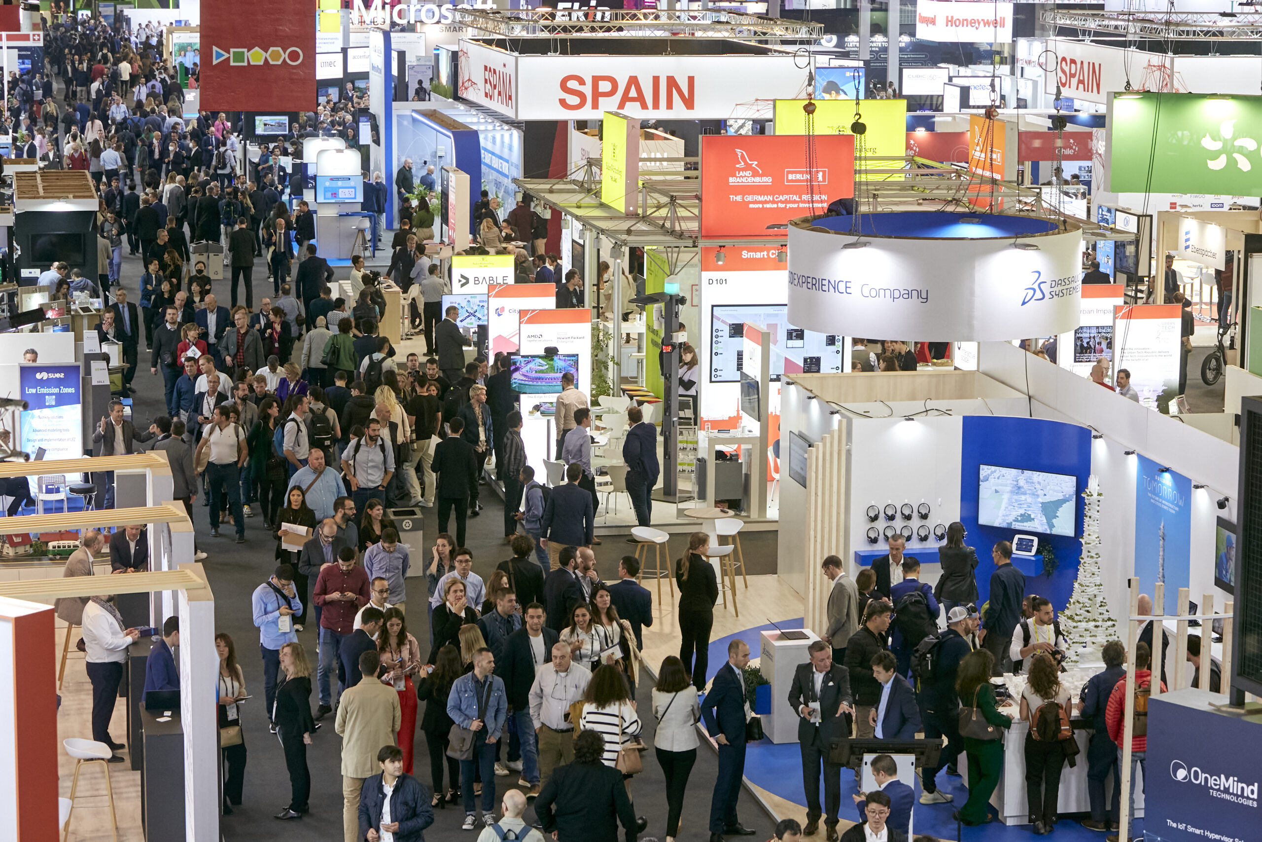 Imatge panoràmica de l'anterior edició de la Smart City, amb desenes de estands amb tecnologia relacionada amb la creació de ciutats intel·ligents.