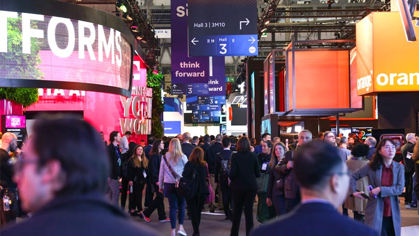 Imatge panoràmica de l'anterior edició del MWC, amb estands de grans empreses del sector de la telefonia, com Orange.