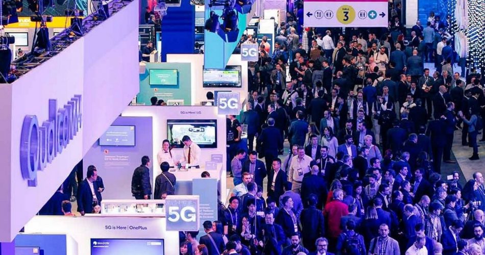 Imagen panorámica de la anterior edición del MWC, con estands de grandes empresas del sector de la telefonía