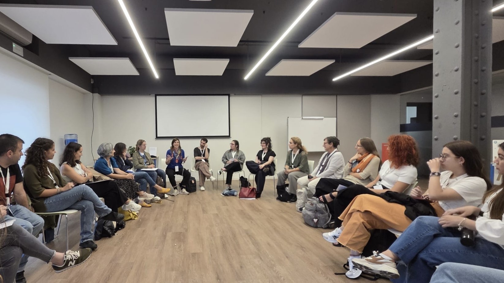 Reunió amb una desena de professionals a una de les sales d'estui del Museu d’història de Catalunya, a Barcelona.