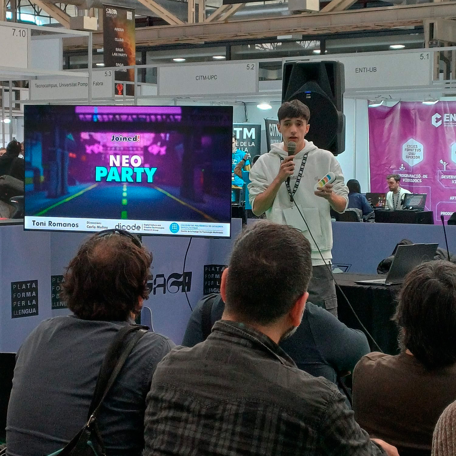 Toni Romanos, del grup de recerca DiCode, presenta el joc "Neo Party".