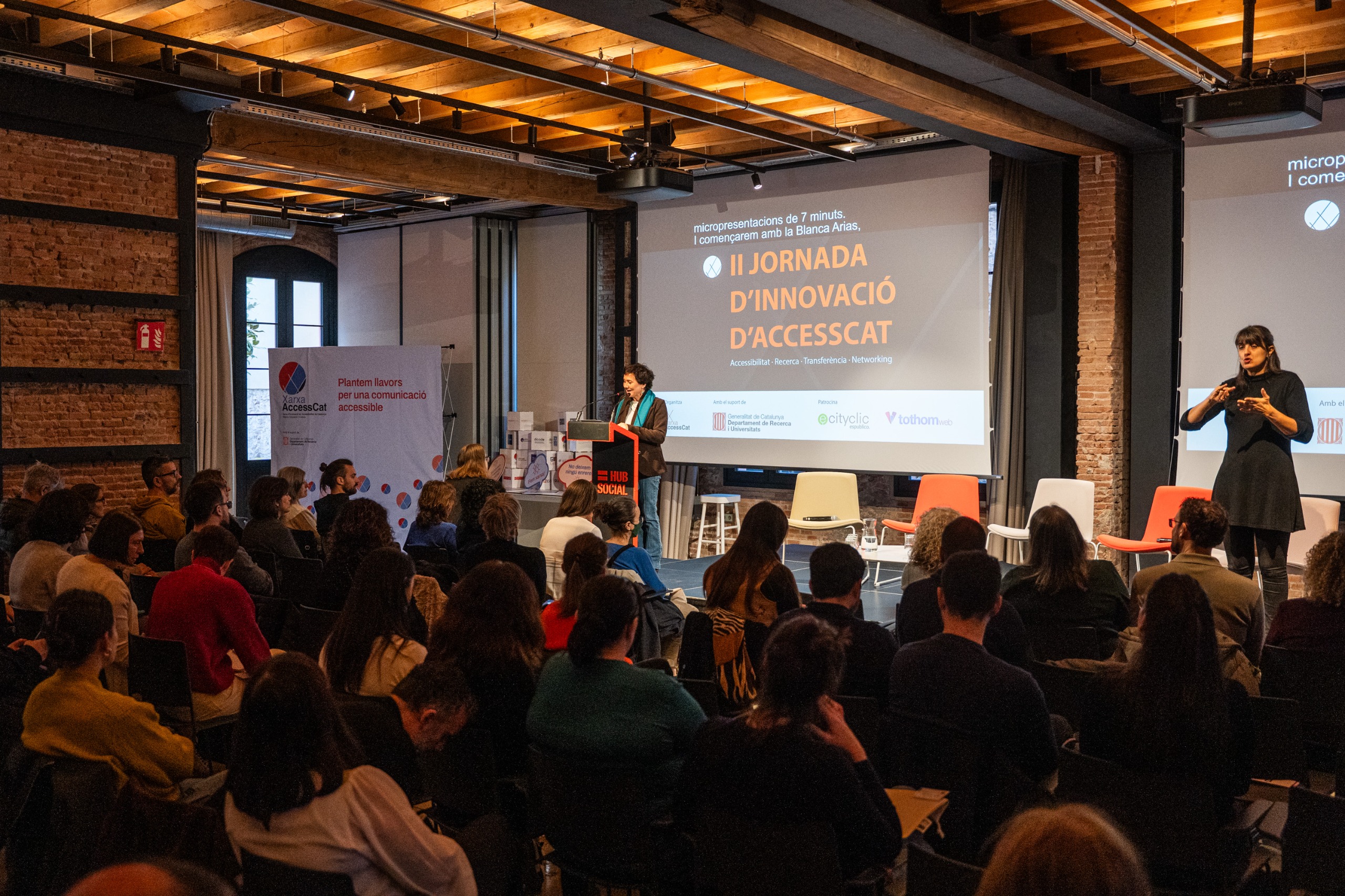 Carme Pratdesaba, promotora de la xarxa, parlant a la sala d'actes del Hub Social a Barcelona.