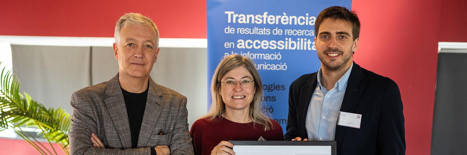 Los investigadores Toni Granollers (investigador principal del grupo GRIHO), Afra Pascual y Marc Gonzalez con el diploma que los ratifica como a ganadores de la II Convocatoria de soluciones disruptivas.