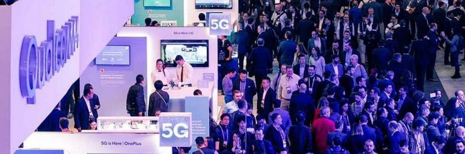 Imatge panoràmica de l'anterior edició del MWC, amb estands de grans empreses del sector de la telefonia, com Orange.