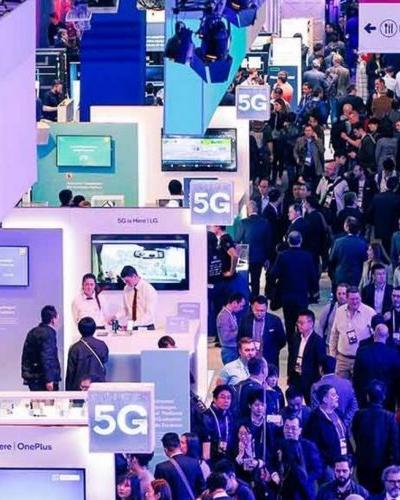 Imagen panorámica de la anterior edición del MWC, con estands de grandes empresas del sector de la telefonía