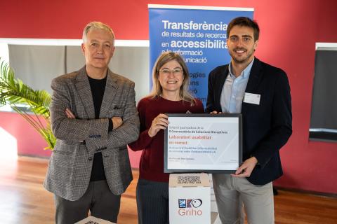 Researchers Toni Granollers (lead researcher of the GRIHO group), Afra Pascual, and Marc Gonzalez, with the diploma that ratifies them as the winners of the II Call for Disruptive Solutions.