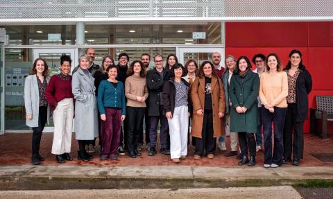 Una veintena de miembros del Consejo de la Red posan frente a la facultad de traducción de la UAB.
