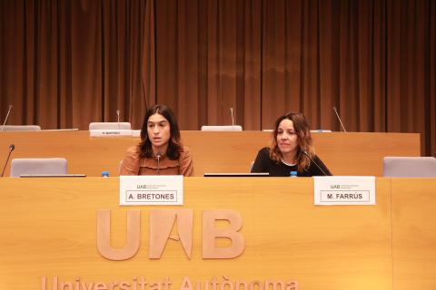 Les investigadores Mireia Farrús i Alexandra Bretones en una taula rodona presentant projectes d'èxit en transferència.
